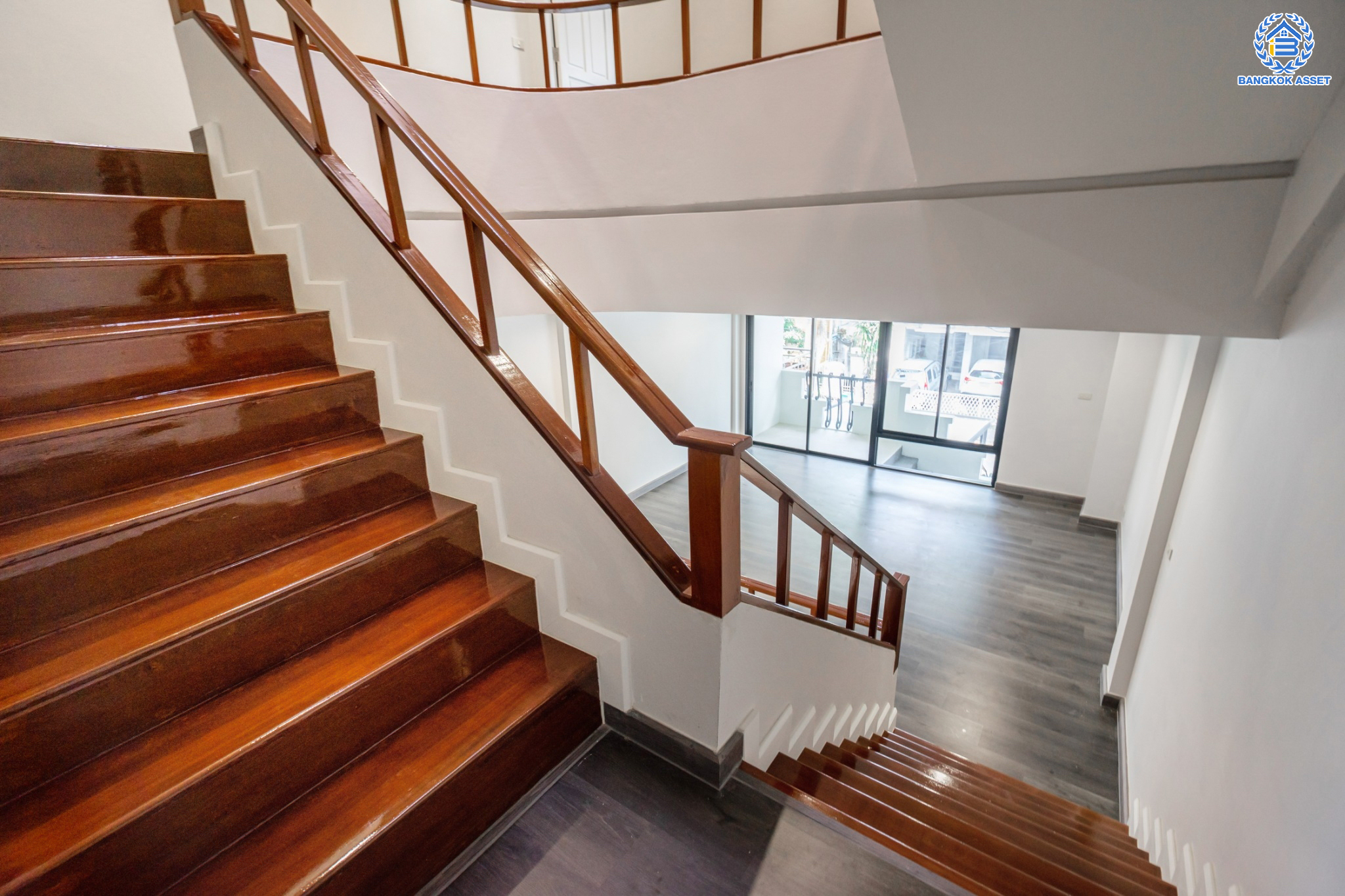 บ้านมือสองตกแต่งใหม่ ม.เน็พปาร์ควิลล่า เกษตร-นวมินทร์ ทาวน์โฮม 3 ชั้นหลังใหญ่ เนื้อที่ 30 ตร.ว. ฟังก์ชัน 3 ห้องนอน 4 ห้องน้ำ (ห้องนอนทุกห้องมีห้องน้ำในตัว) 1 ที่จอดรถ Living Roomก กว้างขวาง บนทำเลใจกลางเมือง! เชื่อมต่อทั้ง ถ.ประเสริฐมนูญกิจ, ถ.ลาดพร้าว, ถ.รามอินทรา ใกล้ The Walk เกษตรนวมินทร์, ทางด่วนรามอินทรา และรถไฟฟ้าสายสีน้ำตาล "สถานีโรงเรียนสตรีวิทยา2"...